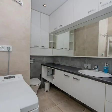 Inpoint Central Suites With Parking Available Krakow Room photo